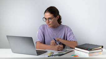 女人移动PC书笔记本电脑笔记本电脑表格使笔记在线学习远程工作
