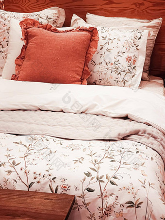 古董农村风格床上用品花模式木床上卧室室内设计