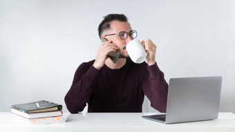 男人。办公室饮料咖啡茶会谈电话工作环境