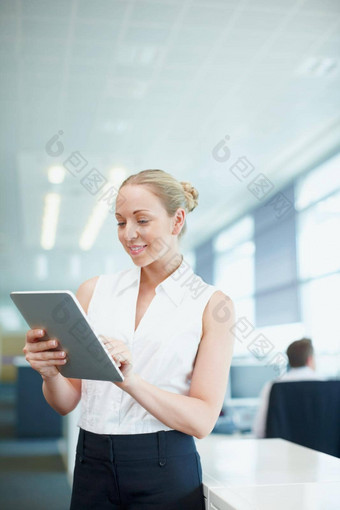 业务女人触控板美丽的业务女人平板电脑的同事背景