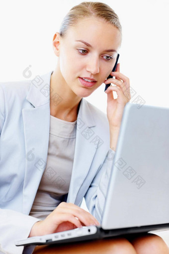 忙业务女人手机移动PC漂亮的年轻的业务女人移动PC说话手机