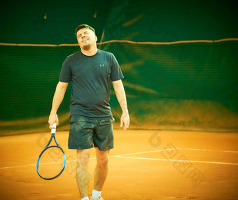 年轻的男人。培训玩网球<strong>健身</strong>房