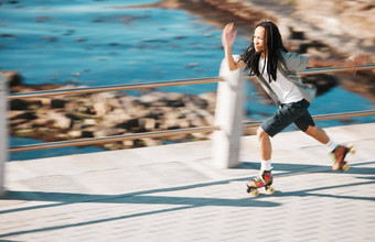 自由能源辊滑冰黑色的男人。培训锻炼海滩在户外活跃的非洲美国享受强烈的速度实践健身爱好有氧运动平衡锻炼