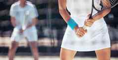 女人网球法院手球拍体育游戏竞争特写镜头玩健身锻炼女孩专业匹配比赛运动衣服设备