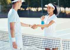 网球摇晃手玩法院游戏微笑运动员团队站握手好运气男人。女人玩有竞争力的体育匹配健康健身法院体育运动俱乐部