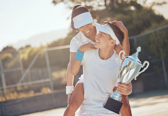 网球赢家体育游戏团队奖杯赢得体育运动竞争法院庆祝冠军成功协作成就男人。女人运动员给肩扛赢得事件