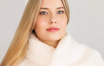 秋天冬天时尚针织品美丽的女人穿温暖的针织围巾