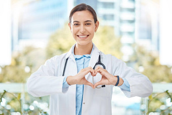 微笑医疗医生心标志手手势现代健康诊所医院快乐积极的健康年轻的女人医疗保健工人医生支持爱护理象征