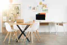 办公室室内设计工作空间建筑桌子上表格木椅子工业专业房间混凝土地板上白色墙油漆的想法风格故事板现代电脑空装饰
