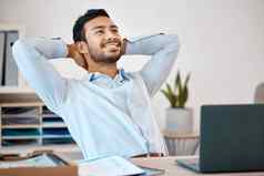 商人放松桌子上办公室企业工作完成项目快乐平静压力免费的男人。员工坐着休息表格成功的工作一天