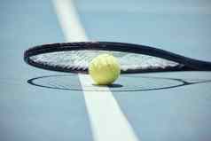 网球法院球羽毛球蝙蝠体育地面球拍轮廓影子阳光培训地板上户外太阳背景的地盘游戏玩匹配健康的健身爱好技能
