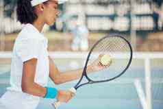 网球球拍服务女人运动员培训游戏法院健身锻炼健康动机竞争匹配年轻的女玩体育锻炼活跃的生活方式