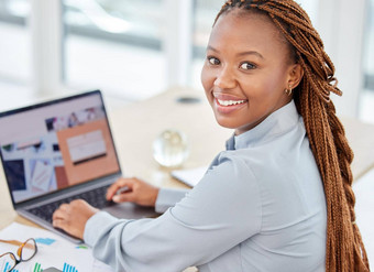 黑色的女人经理移动PC规划工作公司业务电子邮件seo图表图成功企业管理员工在线互联网笔记本分析