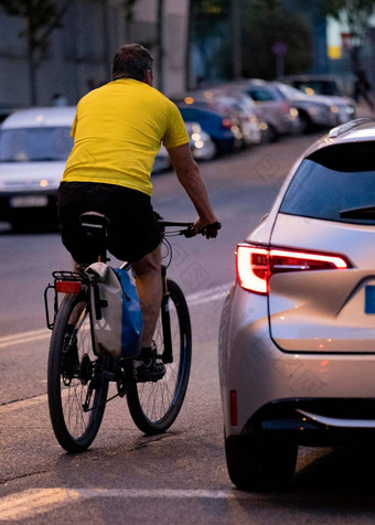 骑自行车的人超车车路低光骑手有风险的危险情况