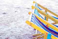 色彩斑斓的海滩椅子海岸沙子海滩夏天时间旅行假期放松
