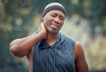 体育受伤脖子黑色的男人。按摩锻炼疼痛紧急在户外非洲男人。痛苦痛肌肉张力联合炎症体育运动健身锻炼自然