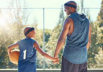 <strong>篮球</strong>家庭体育运动爸爸儿子<strong>培训</strong>法院健身有趣的孩子们锻炼锻炼父亲男孩玩篮子球健康娱乐