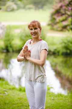 发现和平和谐自然女人瑜伽公园