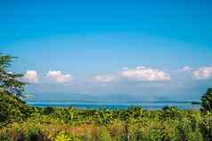 热带森林海岛海滩景观山自然背景蓝色的天空