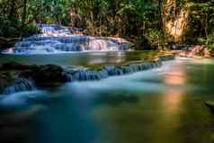 长曝光异国情调的美丽的热带深热带雨林瀑布新鲜的绿松石瀑布深森林Huay美Khamin瀑布国家公园美丽的景观瀑布