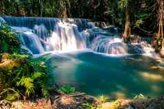 长曝光异国情调的美丽的热带深热带雨林瀑布新鲜的绿松石瀑布深森林Huay美Khamin瀑布国家公园美丽的景观瀑布