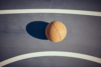 篮球空游戏法院体育球准备好了体育运动锻炼健康培训前视图橙色锻炼健身工具有趣的团队体育运动光闪亮的铸造影子地板上