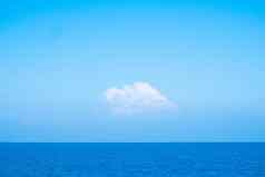 巨大的白色毛茸茸的云天空背景蓝色的天空背景海洋