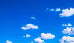 白色毛茸茸的云蓝色的天空自然背景摘要季节天气
