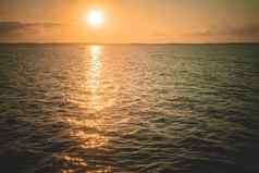 日落日出夏天海海洋景观阳光反映海表面美丽的自然背景