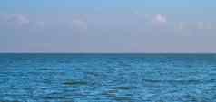 蓝色的海海洋蓝色的天空毛茸茸的白色云海景自然背景夏天旅行假期