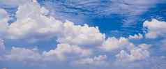 白色fluffys云蓝色的天空自然背景摘要天气季节