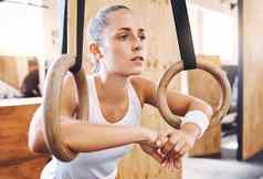 放松健身房女孩锻炼环采取打破休息物理活动健康累了疲惫女人培训核心手臂强度身体肌肉