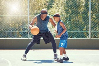 <strong>篮球</strong>家庭教学体育运动爸爸儿子<strong>培训</strong>法院休闲健身有趣的黑色的男人。孩子锻炼锻炼玩游戏健康娱乐