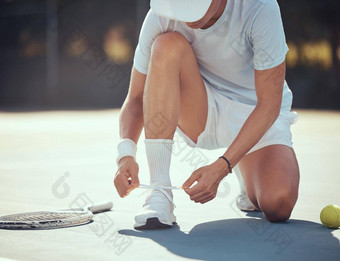 锻炼网球男人。系鞋子法院匹配夏天健身体育运动培训健康的生活方式网球球运动鞋动机锻炼结鞋花边