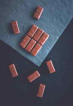 甜蜜的瑞士巧克力糖果石头桌面平铺
