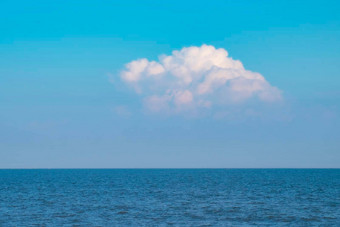 蓝色的海海洋蓝色的天空毛茸茸的白色云海景自然背景夏天旅行假期