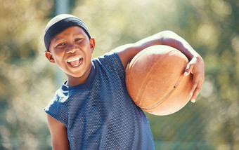 肖像篮球快乐黑色的男孩准备好了火车健身健康健康体育童年学习孩子玩体育运动在户外实践有趣的娱乐