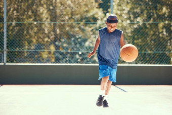 体育运动员孩子篮球球员培训匹配户外法院自然锻炼锻炼健康的男孩练习技能游戏专业场