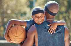 肖像快乐男孩父亲篮球户外培训锻炼实践黑色的父亲携带男孩玩体育运动俱乐部法院夏天可爱的微笑