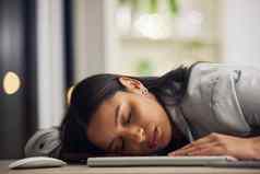 睡觉桌子上办公室员工倦怠工作晚些时候修复错误的最后期限压力梦想累了人睡眠问题精神健康乏力有压力的工作