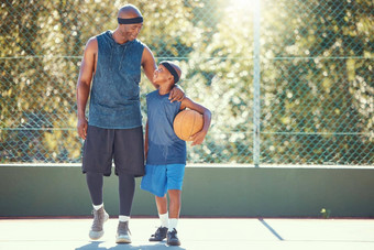 父亲儿子会说话的篮球实践培训健身锻炼体育运动法院非洲男人。男孩拥抱爱微笑玩学习体育游戏户外