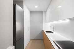 白色空现代厨房冰箱炉子水槽