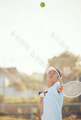 网球法院男人。服务球空气运动员冠军实<strong>践行</strong>动焦点专用的体育球员人浓度赢得比赛游戏