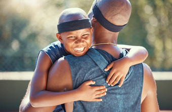 黑色的父亲孩子拥抱篮球法院体育游戏赢家匹配成功锻炼<strong>培训</strong>锻炼微笑肖像快乐<strong>漫画</strong>哇孩子男人。健身债券团队合作