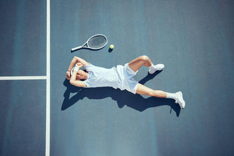 累了网球体育失败者男人。地板上球拍球法院夏天太阳放松健身球员说谎地面休息采取打破匹配游戏<strong>户外实践</strong>