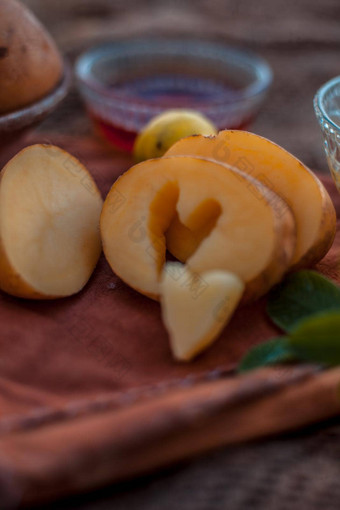 发光的脸面具土豆汁玻璃碗棕色（的）彩色的表面柠檬汁土豆汁蜂蜜水平拍摄