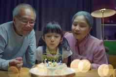快乐亚洲家庭爷爷奶奶妈妈。庆祝享受生日聚会，派对蛋糕
