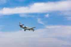 着陆飞机景观乘客飞机飞行蓝色的天空云乘客客机业务旅行商业飞机乘客飞机飞行准备好了土地