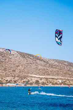 冲浪者prasonisi海滩罗兹岛希腊风筝冲浪者风筝冲浪者运动员执行冲浪板kiteboarding技巧prasonisi海滩受欢迎的位置冲浪希腊