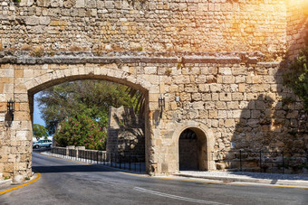 中世纪的拱形街小镇罗兹希腊罗兹小镇罗兹岛希腊历史街道小镇罗兹花罗兹多德卡尼斯群岛希腊